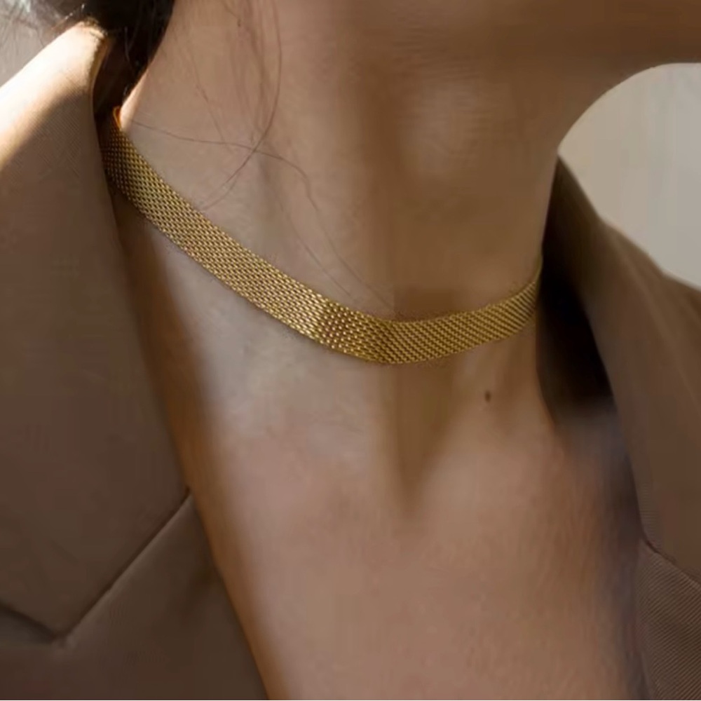 Elegant Gold Choker Necklace